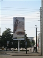 L'affiche du spectacle, en haut du cours des 50 Otages 